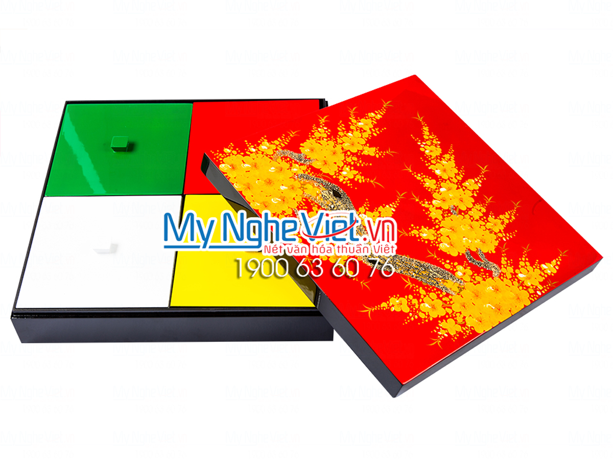 Hộp mứt vuông 4 ngăn mai vàng nền đỏ MNV-HM02-4