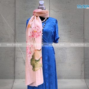 khăn lụa vẽ sen hồng